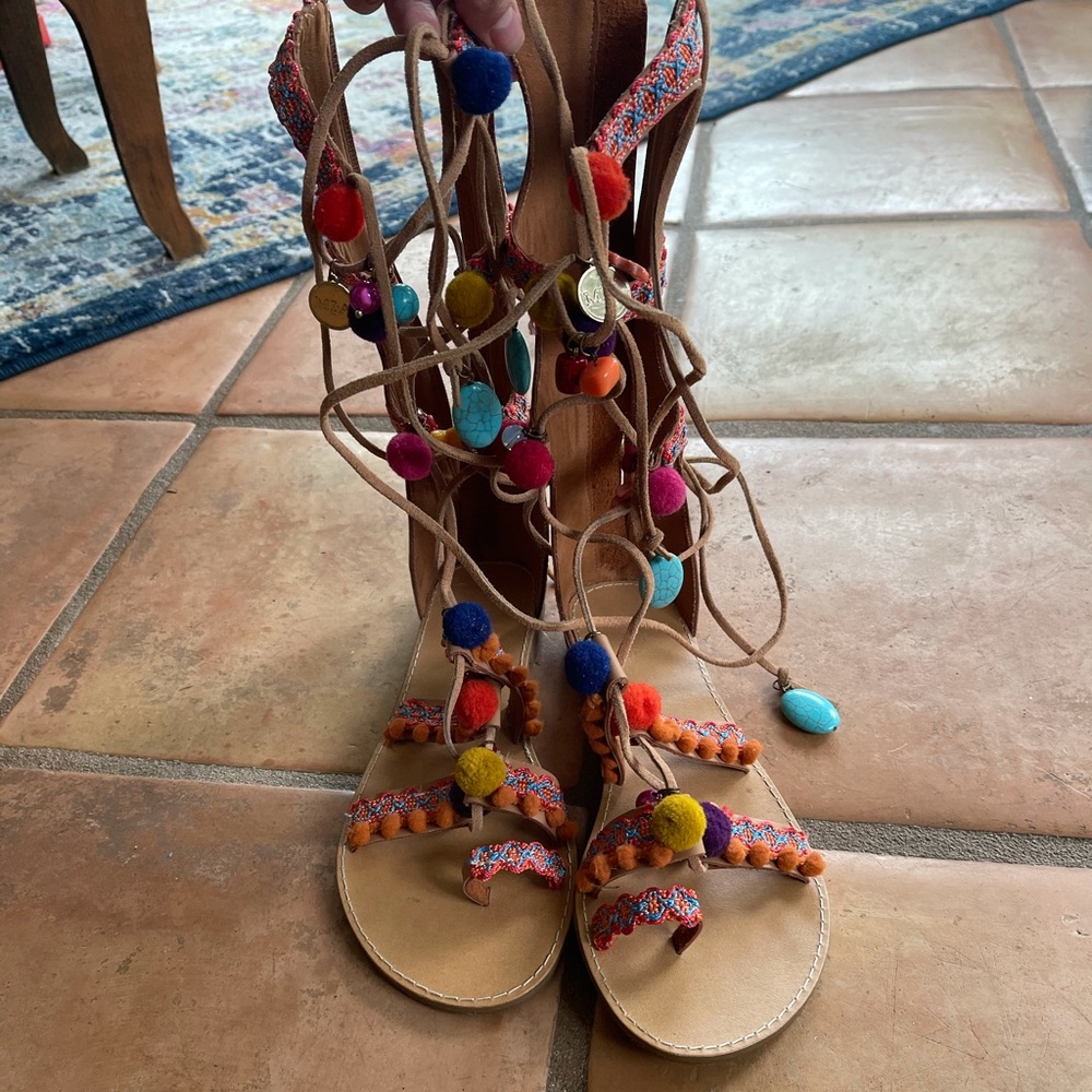 Mia Sandals: sexy summer colors, fun leg charms!